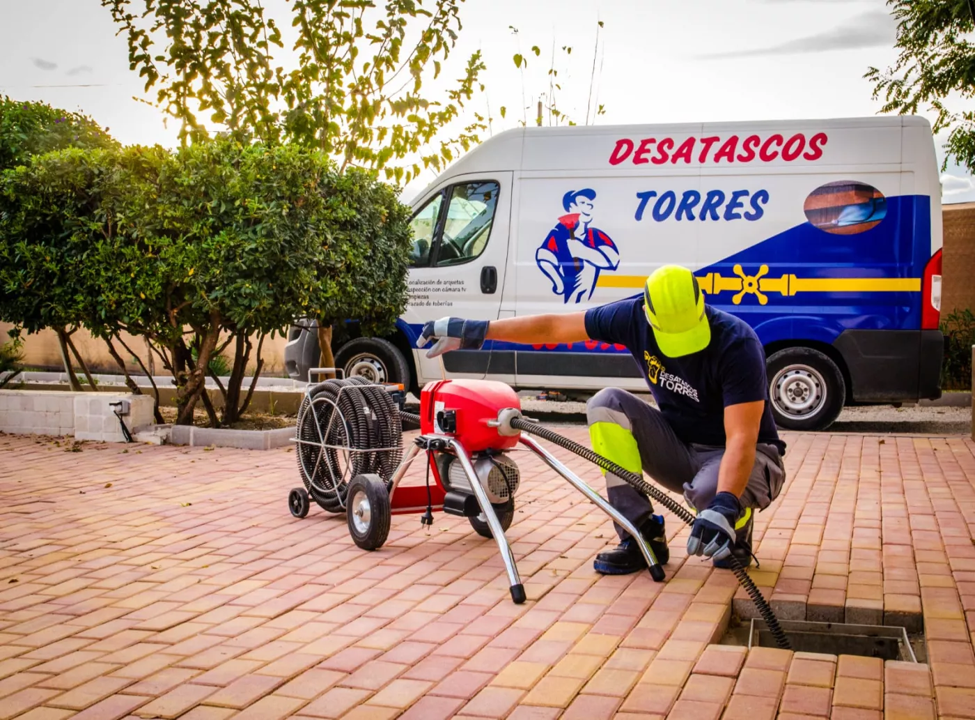 Desatascos Torres Murcia furgona con tipo desatascador